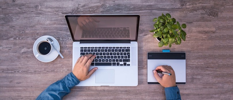 Contrat de sous-traitance : comment bien le rédiger ? Graphiste travaillant avec un ordinateur et une tablette graphique