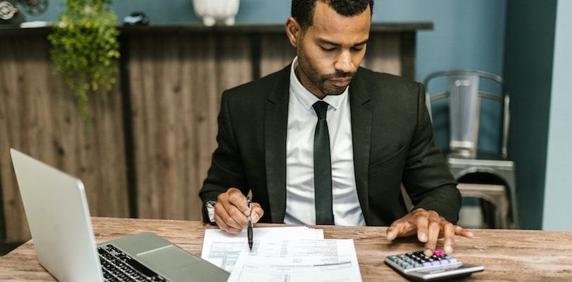 Homme faisant la comptabilité