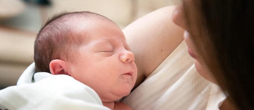 Acte de naissance : à qui l'envoyer ? Envoyer l'acte de naissance de son enfant
