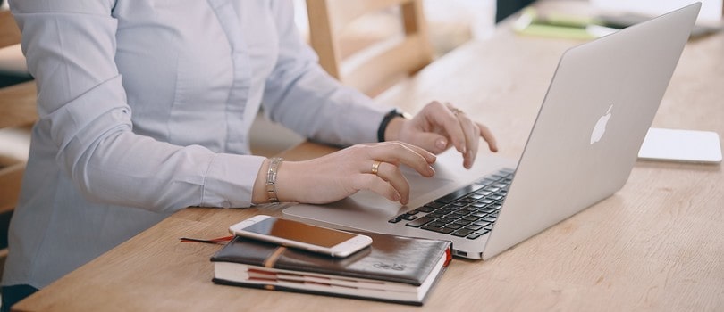 Femme modifiant des informations sur son auto-entreprise