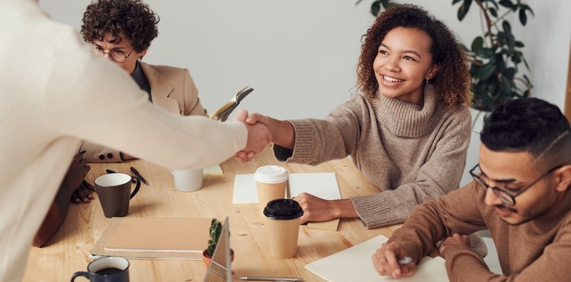 Trois personnes pour un recrutement en interne