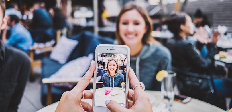 Demander le retrait de votre image en ligne Femme se faisant photographier