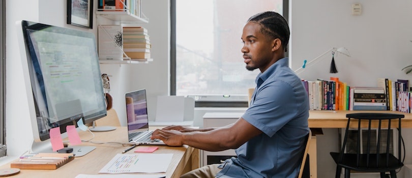Contrat de freelance : ce qu'il faut savoir Freelance travaillant devant des ordinateurs