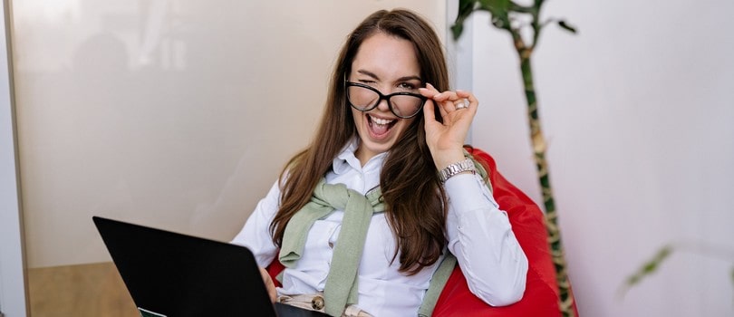 Femme résiliant son assurance grâce à la loi Hamon