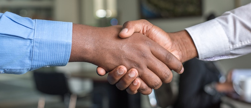 Deux personnes se serrant la main - clause de non-sollicitation de personnel