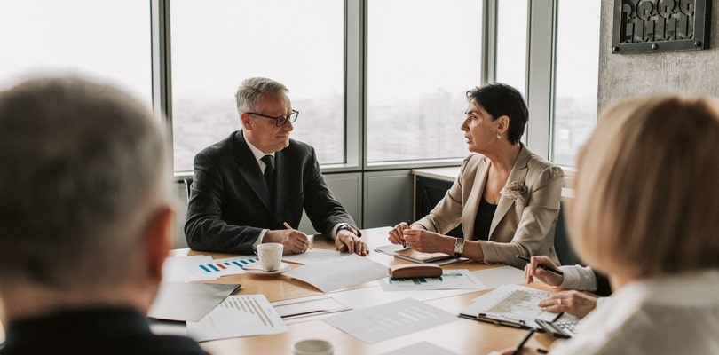 La clause earn out : définition, conditions et rédaction Réunion entre le vendeur et l'acquéreur - clause earn out