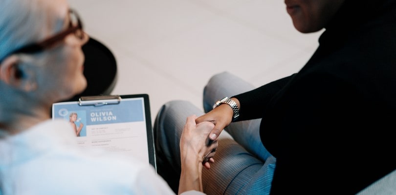 Femme donnant son CV à une autre femme