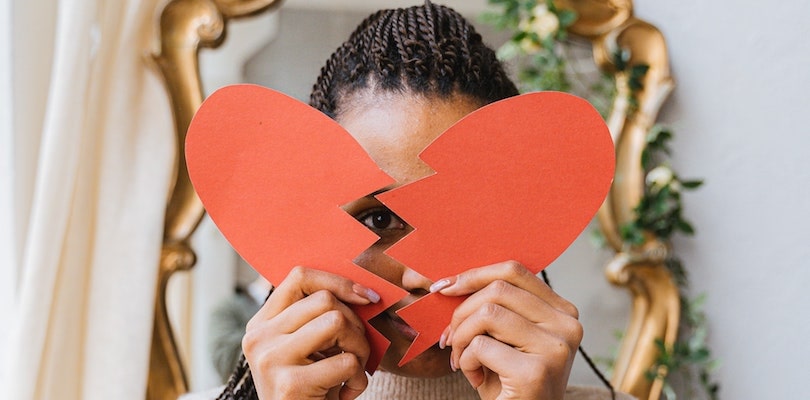 Femme portant un coeur brisé - lexique sur le divorce