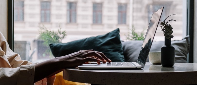 La lettre de régularisation par prélèvement automatique Personne tapant sur son ordinateur portable une lettre de régularisation avec prélèvement automatique