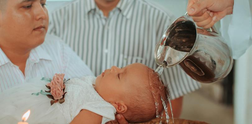 Tout savoir sur le baptême religieux Baptême catholique d'un bébé