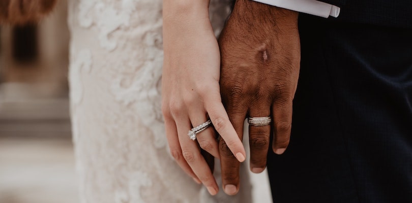 Mains de mariés - mariage blanc, mariage gris
