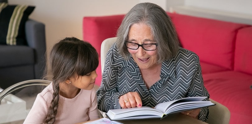 Grand-mère et enfant jouant