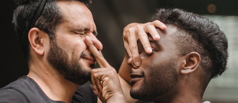 Se boucher le nez à cause des mauvaises odeurs