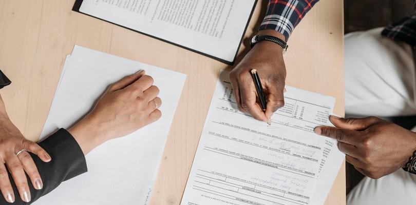 Devis travaux : quels éléments regarder avant de signer ? Signature d'un devis pour des travaux