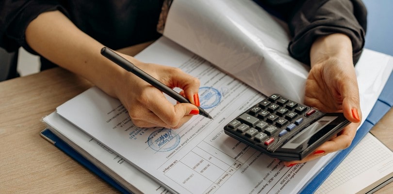 Comptable travaillant